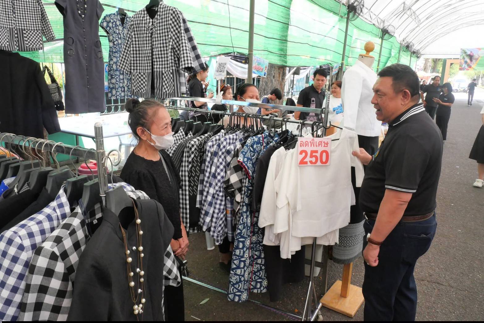 title - เลขาธิการ ส.ป.ก. เยี่ยมทักทายเกษตรกรและซื้อสินค้าในบรรยากาศวันสุดท้ายของการออกร้านขายสินค้า จากเขตปฏิรูปที่ดิน ส่งท้ายงานครบรอบ 51 ปี ส.ป.ก. ณ สำนักงานการปฏิรูปที่ดินเพื่อเกษตรกรรม